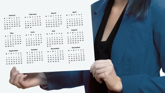 Kvinde med kalender i hænderne